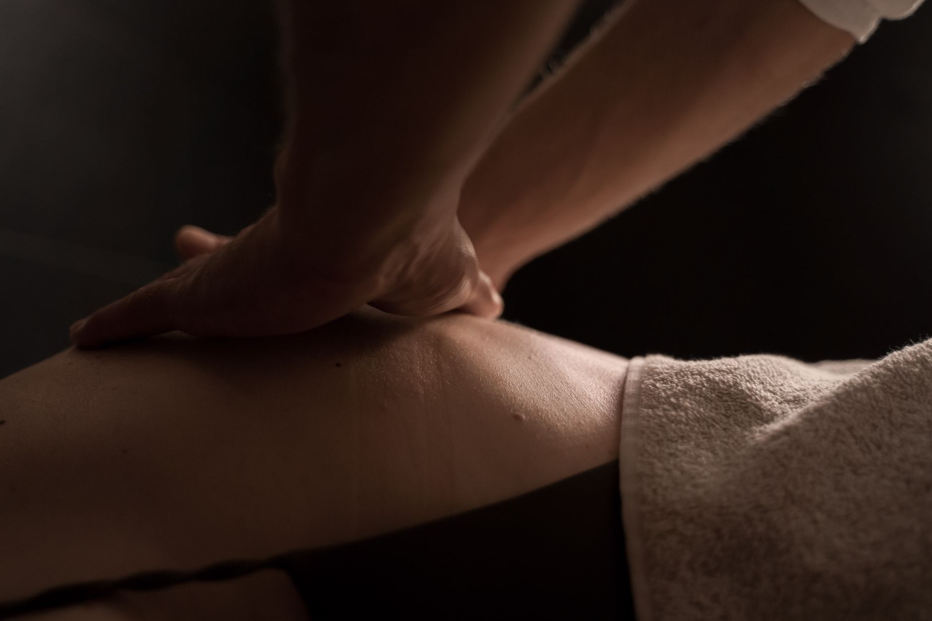男性が一人で施術しており患者は肌の露出が多くない様な画像